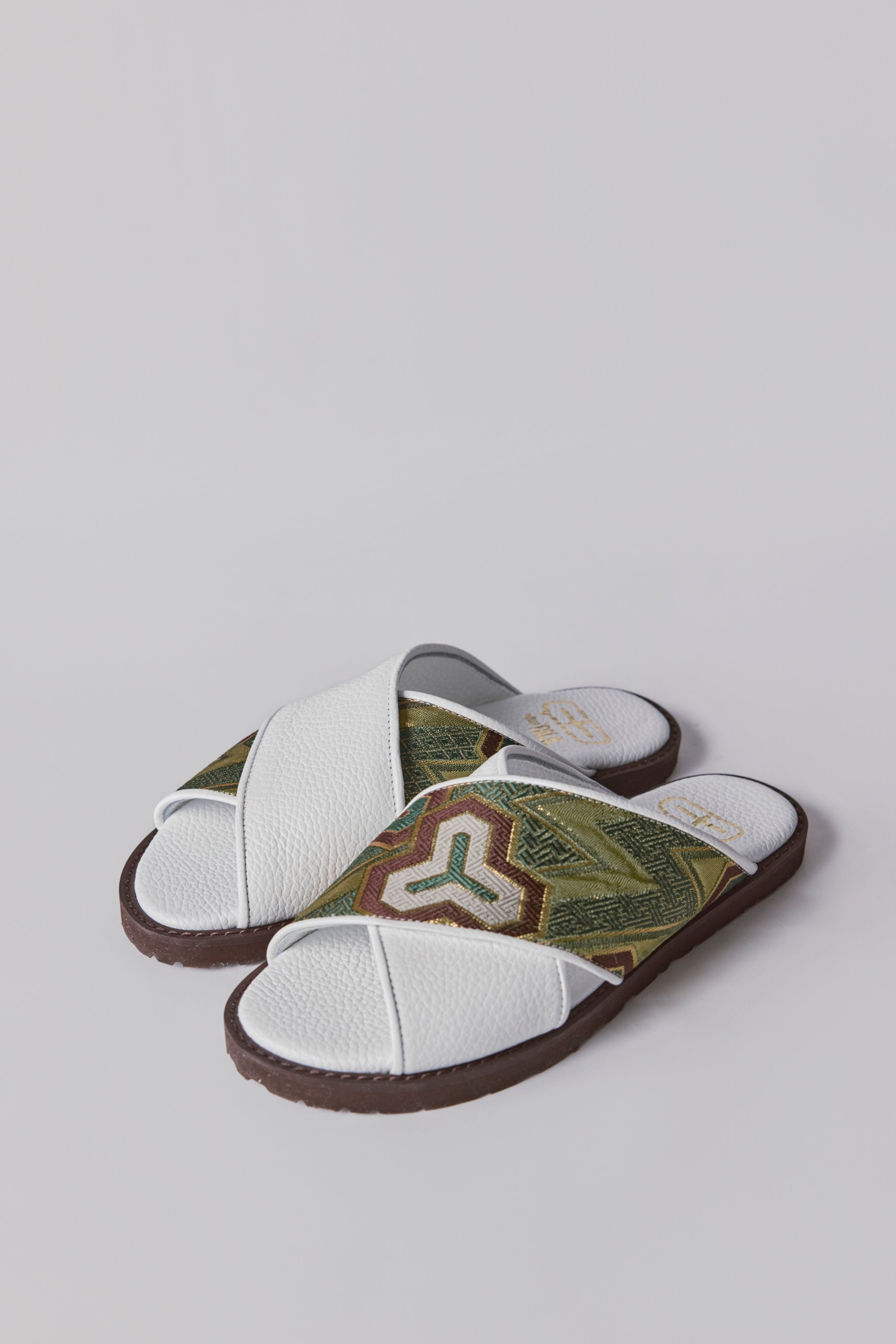 ホワイトレザー西陣織サンダル – ARUKAS-online