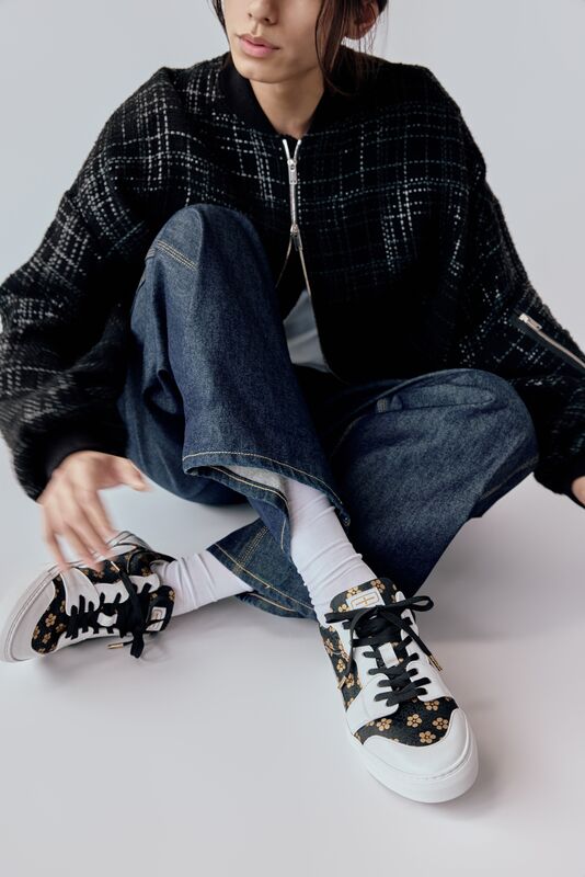 ローカットスニーカー ブラックシューレース