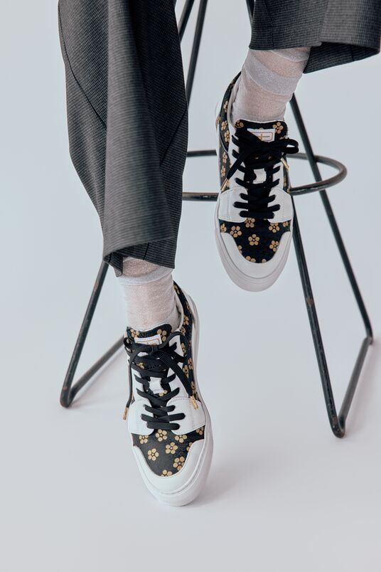 ローカットスニーカー ブラックシューレース