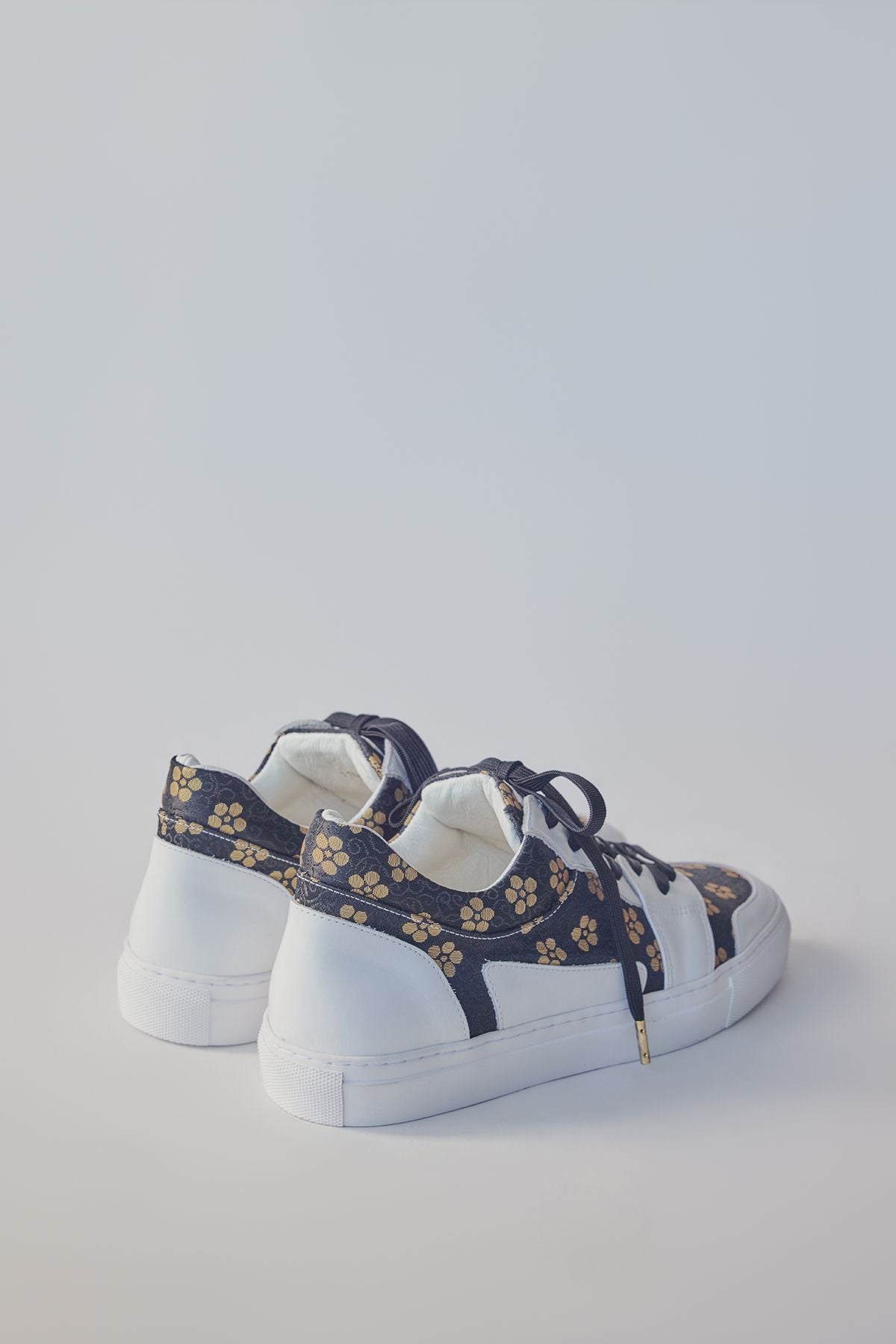 ローカットスニーカー ブラックシューレース