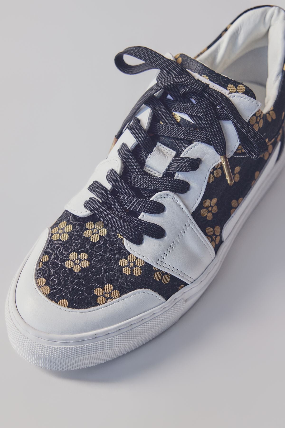 ローカットスニーカー ブラックシューレース